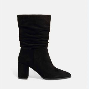 Black boots with block heel